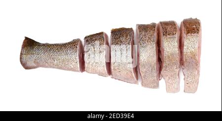 Geschält in Scheiben geschnitten ​​raw frischen Fisch isoliert auf weiß. Draufsicht. Stockfoto