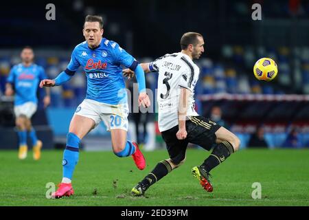 Piotr Zielinski von Neapel (L) wetteiferte um den Ball mit Giorgio Chiellini von Juventus (R) während der italienischen Meisterschaft Seri / LM Stockfoto