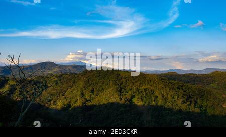 Ein faszinierender Blick auf bewaldete Berge unter einem wolkigen Himmel Stockfoto