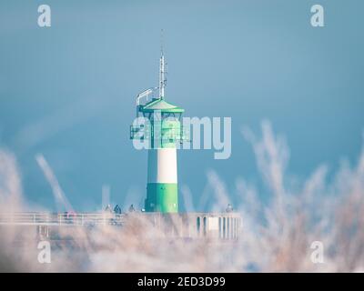 Travemünde Leuchtturm im Winter und der Himmel ist wolkenlos und Blau Stockfoto