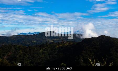 Eine faszinierende Landschaft von bewaldeten Bergen unter einem wolkigen Himmel Stockfoto