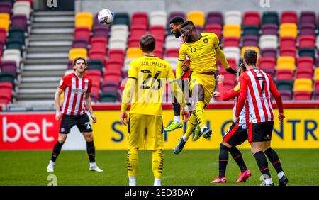 London, Großbritannien. Februar 2021, 14th. Daryl Dyke von Barnsley steigt, um den Ball während der EFL Sky Bet Championship-Spiel zwischen Brentford und Barnsley im Brentford Community Stadium, London, England am 14. Februar 2021. Foto von Phil Hutchinson. Nur redaktionelle Verwendung, Lizenz für kommerzielle Nutzung erforderlich. Keine Verwendung bei Wetten, Spielen oder Veröffentlichungen einzelner Vereine/Vereine/Spieler. Kredit: UK Sports Pics Ltd/Alamy Live Nachrichten Stockfoto