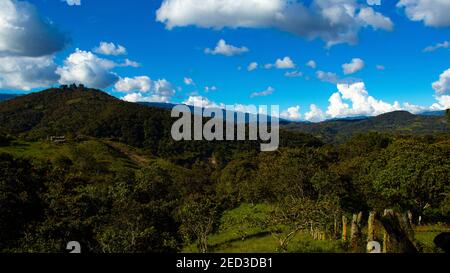 Eine faszinierende Landschaft von bewaldeten Bergen unter einem wolkigen Himmel Stockfoto
