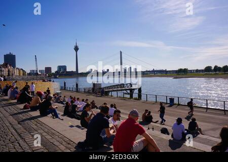 Die Rheintreppe am Burgplatz ist eines der beliebtesten Ausflugsziele in Düsseldorf. Stockfoto