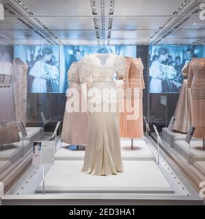 Bruce Oldfield von Prinzessin Diana entwarf ein Kleid, das in einem Schrank in der Ausstellung Fashion Rules Restyled im Kensington Palace, London, 2016 ausgestellt wurde Stockfoto