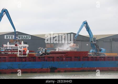 FEHN COURAGE FRACHTSCHIFF BEI RASTRUM LTD IM ROGGENHAFEN Stockfoto