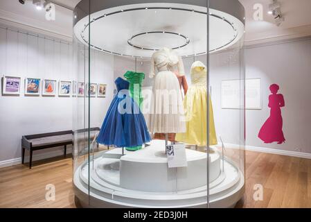 Blockfarben Kleider auf dem Display in der Fashion Rules neu gestaltet Ausstellung von Kleidern von HM die Königin, Prinzessin Margaret und Prinzessin Diana, Kensington Palace, London. Stockfoto