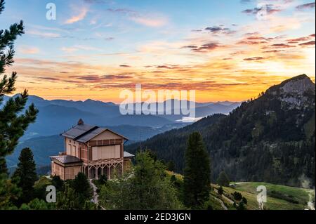 Sonnenaufgang über dem Königshaus auf Schachen von König Ludwig II Stockfoto
