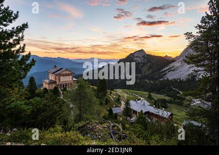 Sonnenaufgang über dem Königshaus auf Schachen von König Ludwig II und Schachenhaus Stockfoto