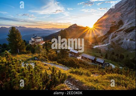 Sonnenaufgang über dem Königshaus auf Schachen von König Ludwig II und Hütte Schachenhaus mit warmer Atmosphäre Stockfoto