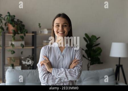 Portrait der lächelnden Frau zufriedene Klientin des Interior Design Studios Stockfoto
