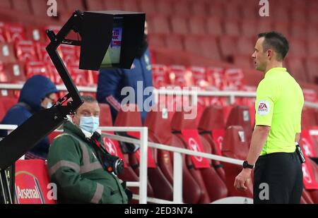 Schiedsrichter Stuart Attwell wendet sich an den Bildschirm-VAR-Monitor, der die Strafentscheidung während des Spiels der Premier League im Emirates Stadium, London, umdreht. Bilddatum: Sonntag, 14. Februar 2021. Stockfoto