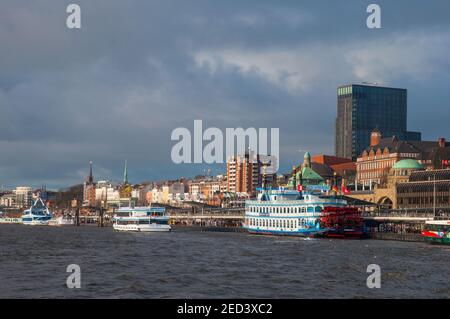 Hamburg Deutschland - Dezember 16. 2017: Landungsbrücke und Skyline von Hamburg Stockfoto