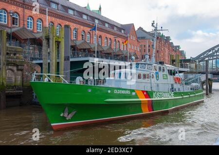 Hamburg Deutschland - Dezember 16. 2017: Zollschiff Oldenburg vor dem Deutschen Zollmuseum in der alten Speicherstadt bei Hambu Stockfoto