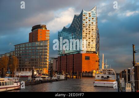 Hamburg Deutschland - Dezember 16. 2017: Die Elbphilharmonie am Ufer der Elbe Stockfoto