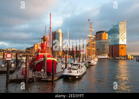Hamburg Deutschland - Dezember 16. 2017: Boote und Gebäude im Hamburger Hafen Stockfoto
