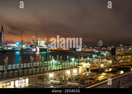 Hamburg Deutschland - Dezember 16. 2017: Blick über landungsbrücken und die Elbe Stockfoto