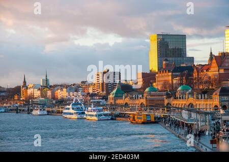 Hamburg Deutschland - Dezember 16. 2017: Landungsbrücken-Pier an der Hamburger Uferpromenade Stockfoto
