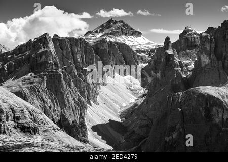 Blick auf die Sella-Gruppe, das Val Mezdì-Felstal und den Piz Boè-Gipfel. Die Grödner Dolomiten. Italienische Alpen. Europa. Schwarz-weiß. Stockfoto