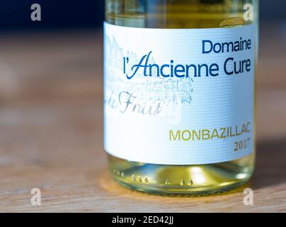 Nahaufnahme des französischen Weißweinflaschenlabels auf dem Tisch, Monbazillac Domaine de l’Ancienne Cure 2017 Stockfoto