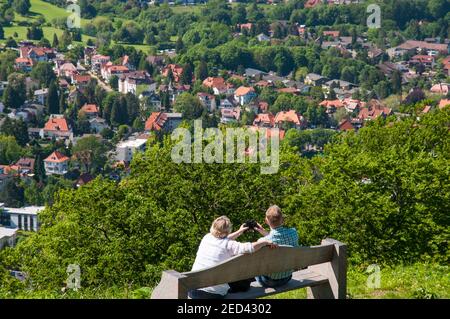 Bad Harzburg - Mai 26. 2017: Pärchen genießen vom Burgberg aus den Blick über Bad Harzburg Stockfoto