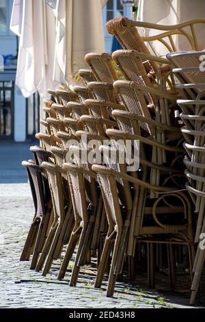 Schließanlage, Stühle und Tische auf dem Marktplatz in Saarbrücken gestapelt Stockfoto