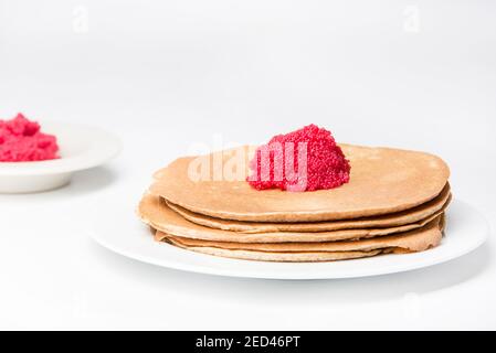 Blinis (Crepes mit rotem Kaviar typisch für den russischen Karneval) Stockfoto