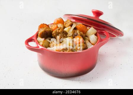 Hausgemachte irisches Rindfleisch-Eintopf mit Möhren und Kartoffeln Stockfoto