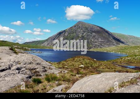 Llyn Idwal ist ein kleiner Bergsee in der Glyderau-Bergkette im Snowdonia National Park, Wales. Pen yr Ole Wen ist im Hintergrund. Stockfoto