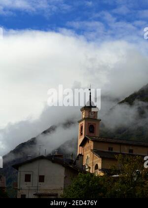 Dorfkirche, Entracuqe, Cuneo, Italien mit den Seealpen im Hintergrund Stockfoto