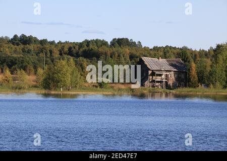 Abgelegene Dörfer und Häuser in der Nähe von Kizhi, Russland Stockfoto