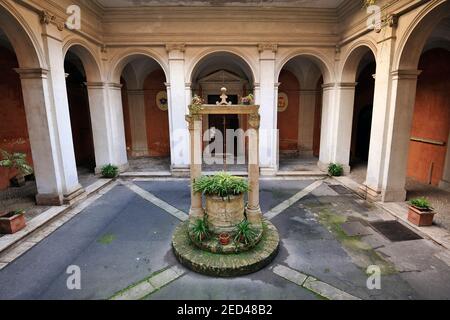 Italien, Rom, Kirche Sant'Agata dei Goti (Heilige Agatha der Goten), Innenhof und Brunnen Stockfoto