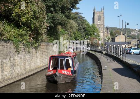 Narrowboat verlassen Tuel Lane Sperre auf die Rochdale Kanal, Sowerby Bridge, West Yorkshire Stockfoto