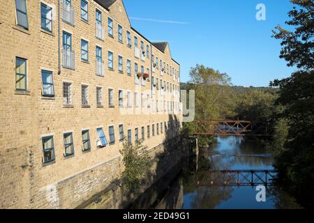 Mühle neben dem Fluß Calder, umgebaut zu Wohnungen, Sowerby Bridge, West Yorkshire Stockfoto