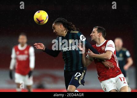 Leeds United's Helder Costa (links) und Arsenals Cedric Soares kämpfen während des Premier League-Spiels im Emirates Stadium, London, um den Ball. Bilddatum: Sonntag, 14. Februar 2021. Stockfoto