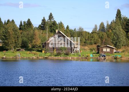 Abgelegene Dörfer und Häuser in der Nähe von Kizhi, Russland Stockfoto