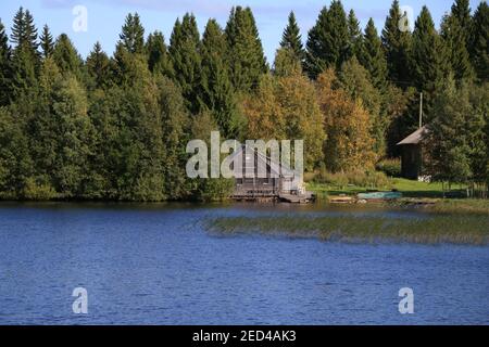 Abgelegene Dörfer und Häuser in der Nähe von Kizhi, Russland Stockfoto