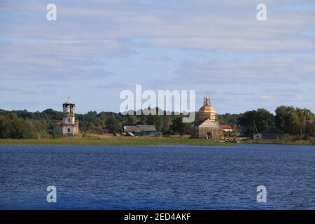 Abgelegene Dörfer und Häuser in der Nähe von Kizhi, Russland Stockfoto