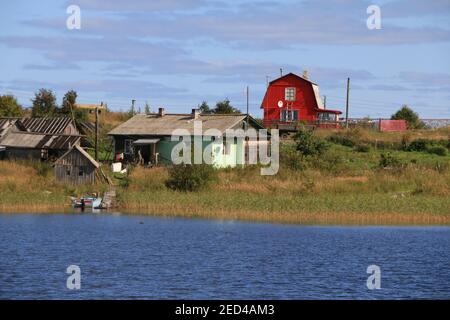 Abgelegene Dörfer und Häuser in der Nähe von Kizhi, Russland Stockfoto