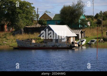 Abgelegene Dörfer und Häuser in der Nähe von Kizhi, Russland Stockfoto