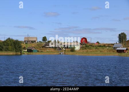 Abgelegene Dörfer und Häuser in der Nähe von Kizhi, Russland Stockfoto