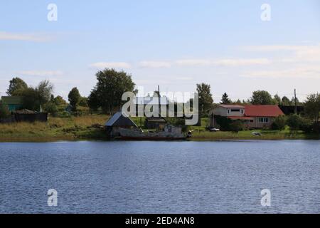 Abgelegene Dörfer und Häuser in der Nähe von Kizhi, Russland Stockfoto