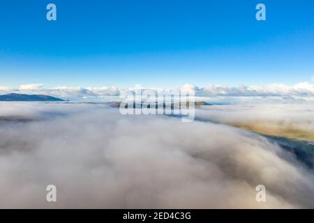 Über den Wolken bei Portnoo in der Grafschaft Donegal mit Nebel - Irland. Stockfoto