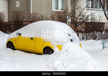 Auto bedeckt mit Schnee im städtischen Bereich Stockfoto