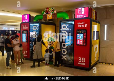 Nintendo Switch Videospielstände mit Menschen in Shenzhen China Stockfoto