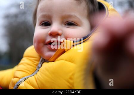 Ein einjähriger Junge im Bild sah schick aus und hing mit seiner Mutter in Chichester, West Sussex, Großbritannien. Stockfoto