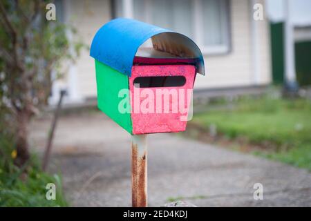 Einfache Metall-Mailbox in schrulligen Farben. Stockfoto