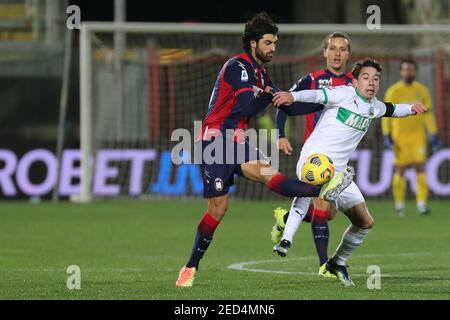 Crotone, Italien. Februar 2021, 14th. 2/14/2021 - Sebastiano Luperto (Crotone FC) Maxime Lopez (US Sassuolo) während der Serie EIN Fußballspiel zwischen Crotone - Sassuolo, Stadio Ezio Scida am 14. Februar 2021 in Crotone Italy/LiveMedia (Foto by IPA/Sipa USA) Credit: SIPA USA/Alamy Live News Stockfoto