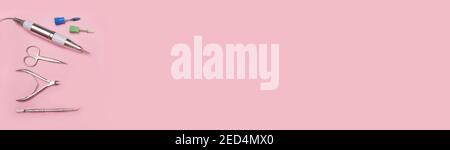 Banner Nagelpflege. Schneideplotter für Hardware Maniküre. Zubehör und Nagelwerkzeug auf rosa Hintergrund. Fräser für Maniküre. Stockfoto