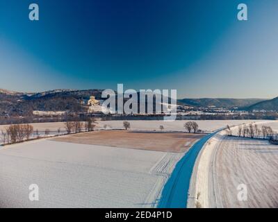 Luftaufnahme der Walhalla-Gedenkstätte in Donaustauf bei Regensburg auf Klarer kalter Wintertag mit Sonne und Schnee Stockfoto